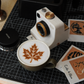 📸☕ Presse à pochoirs pour café | Motifs sur cappuccino – Style appareil photo rétro ✨