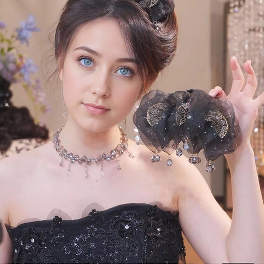 Clip à cheveux en griffe avec pompon en éventail